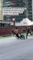 Repartidor escapa del ICE en su bicicleta