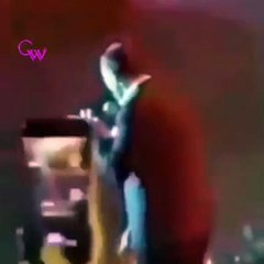 بالفيديو: كاظم الساهر يتعرّض لموقف مُحرِج على المسرح في إحدى حفلاته