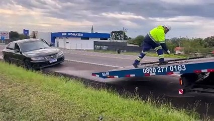 Azera despenca em canaleta na BR-277 e trio escapa ileso na manhã de domingo