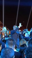 عمرو دياب في حفل الاهرامات يلقي نكتة