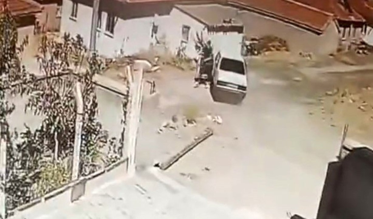 Seyir halindeyken aracın içinde gördü, korkuyla aşağı atladı