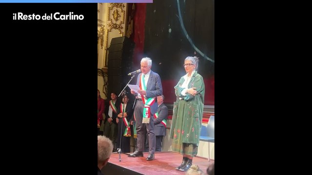 Francesca Albanese al Valli con il sindaco di Reggio: Continuerò a essere divisiva . Il video