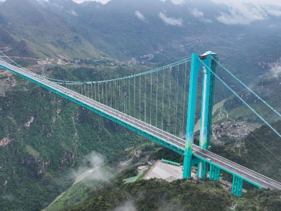 Höchste Brücke der Welt: China gibt Bauwerk für den Verkehr frei