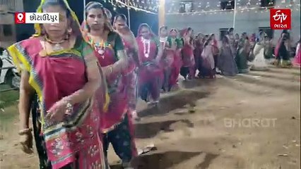 છોટાઉદેપુરમાં આદિવાસી પોશાકમાં શેરી ગરબા યોજાયા, મહિલાઓ 5 કિલો ચાંદીના ઘરેણા ધારણ કરી ગરમે ઝૂમી