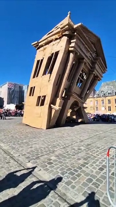 À Charleville-Mézières, le public a détruit une œuvre géante en carton au Festival mondial des théâtres de marionnettes