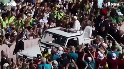 San Pietro, lungo giro tra la folla per Papa Leone