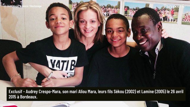 Audrey Crespo-Mara supportrice de son fils Sékou sur la pelouse du Parc des Princes : elle assiste à ses premiers pas au sein d'une nouvelle équipe