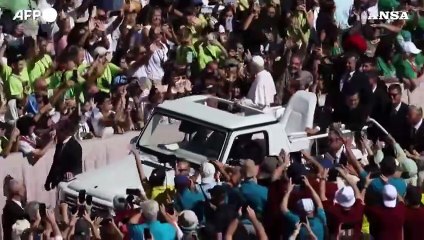 San Pietro, lungo giro tra la folla per Papa Leone