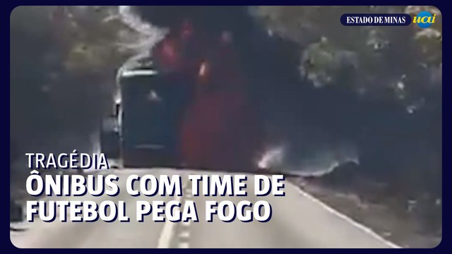 Ônibus com time de futebol pega fogo em rodovia de Minas