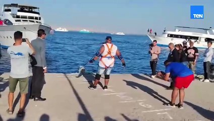 أشرف كابونجا يجر سفينة وزنها 700 طن في عرض البحر الاحمر