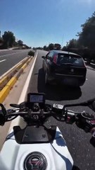 Sosyal medyayı karıştıran tartışma! Motorcu mu haklı, araç sürücüsü mü?