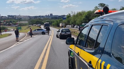 Corsa bate na traseira de Fusion na BR-277 em Cascavel