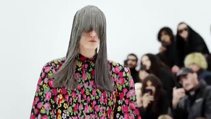 بالنسياغا تستنسخ إطلالات المرأة بأسلوبها الناقد لصيف 2022