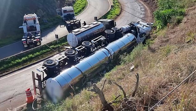 Caminhão carregado com leite tomba no Contorno Oeste, em Cascavel