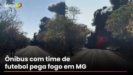 Ônibus com time de futebol pega fogo em rodovia de MG