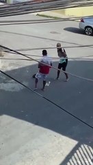 VIDEO: ¡Insólita pelea! Un joven fue ‘noqueado’ por un vendedor sin manos