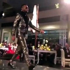 أوّل تعليق من محمد رمضان بعد سقوطه على المسرح: ما يقع إلا الشاطر