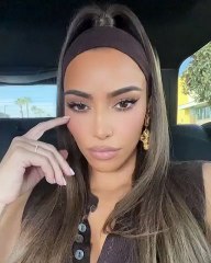 كيم كارداشيان تبدأ العام الجديد بلون شعر فاتح