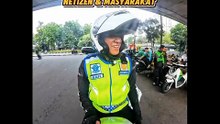 Curi perhatian, momen polisi ini beneran ceramahi pengendara yang lawan arus