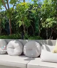 مدونات السوشيال ميديا في ألوان مناكير مشرقة ورسوم مبتكرة