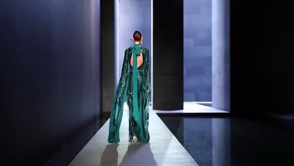 إيلي صعب يحتفي بالسحر الأنثوي القوي في مجموعة شتاء 2021