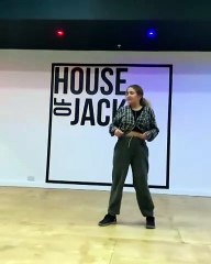 رقصة ابنة عمرو دياب تخطف الأنظار