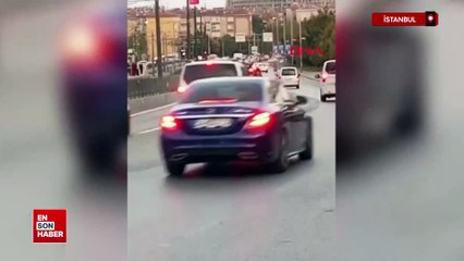 İstanbul'da yola atlayarak oturan kadın trafikte tehlike oluşturdu