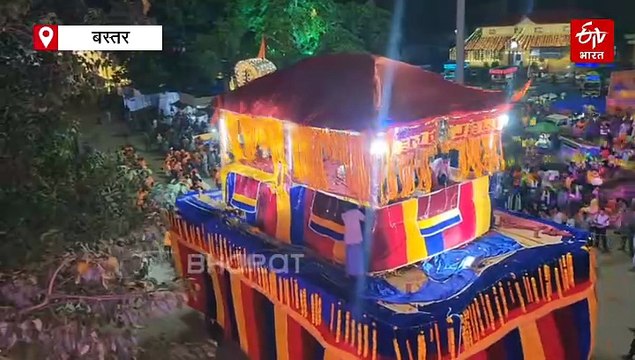बस्तर दशहरा की अनूठी रस्म, विशालकाय फूल रथ की परिक्रमा, फूलों से सजाया जाता दो मंजिला रथ