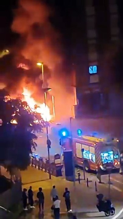 Un incendio en Badalona calcina ocho coches y una moto en la calle Juan Valera