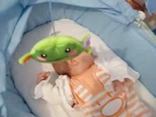 Jeanne et son mobile avec la jolie grenouille