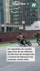Un repartidor logra escapar de los militares en Chicago tras protestar contra ellos
