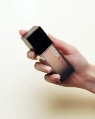 رذاذ هدى بيوتي الجديد يمنح بشرتكِ الترطيب قبل المكياج وبعده