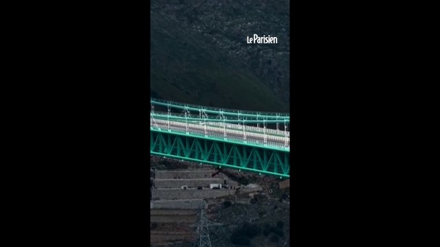 625 mètres au-dessus du vide : la Chine inaugure le pont le plus haut du monde