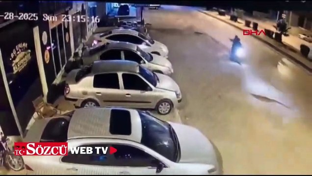 Adana'da oto galeriye silahlı saldırı ve yaşanan panik kamerada