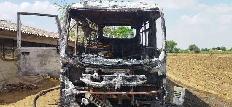 शॉर्ट सर्किट के कारण एक स्कूल बस में लगी आग