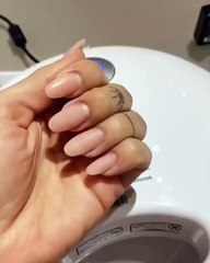 ألوان مناكير مشرقة ورسوم مبتكرة تختارها النجمات والمدوّنات