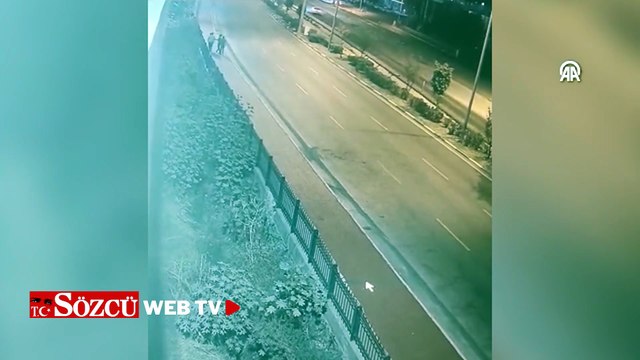 Otomobilin yayalara çarptığı kazada 3 kişi öldü, 3 kişi yaralandı! O anlar kamerada