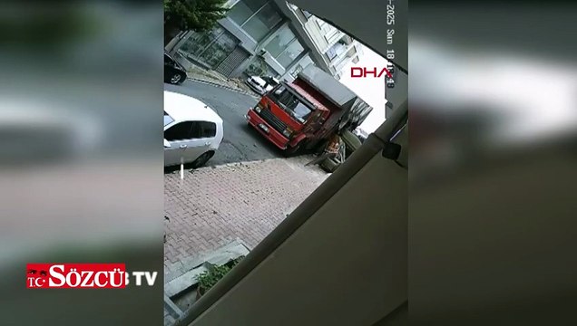 Esenyurt'ta rampadan kayan kamyon 3 araca çarptı; kaza kamerada