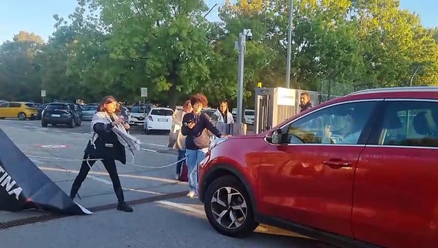 La protesta degli attivisti Pro Pal davanti alla sede di Leonardo a Nerviano