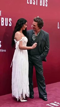 💫 Matthew McConaughey et Camila Alves, le couple qui fait rêver ! À Londres, lors de l’avant-première de The Lost Bus, l’acteur oscarisé de 55 ans a partagé un tendre baiser avec sa sublime épouse. Matthew McConaughey a foulé le tapis rouge du Curzon Ma