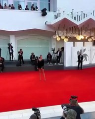 إطلالات اليوم الثاني من مهرجان البندقية أنثوية ومستدامة