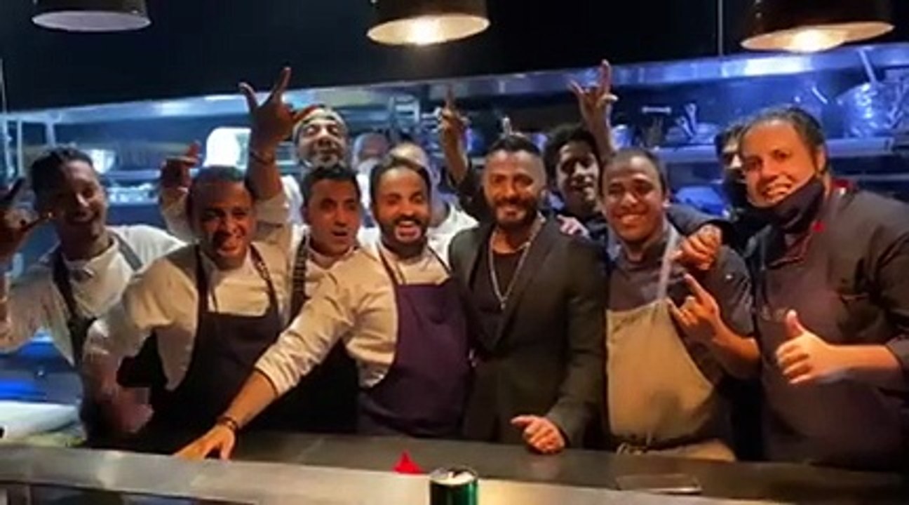 تامر حسني يرقص على "بالبُنط العريض" وحسين الجسمي يفاجئه بالردّ