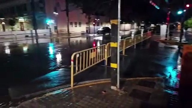 El barranco de la Saleta se desborda y anega algunas calles de Aldaia (Valencia)