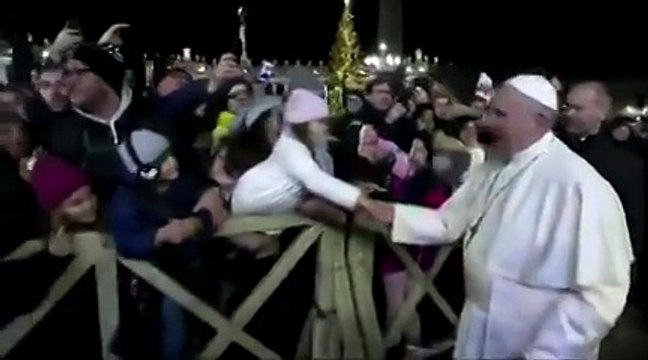 شاهدي بالفيديو لماذا ضرب البابا فرانسيس هذه المرأة؟!
