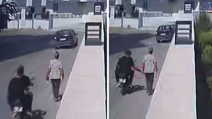 Motosikletli kapkaççılar, kadının cep telefonunu alıp kaçtı; o anlar kamerada!