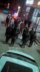 ¡El apocalipsis estalla! Millones de misiles rugen, pero él de pie en el cielo los destruye.