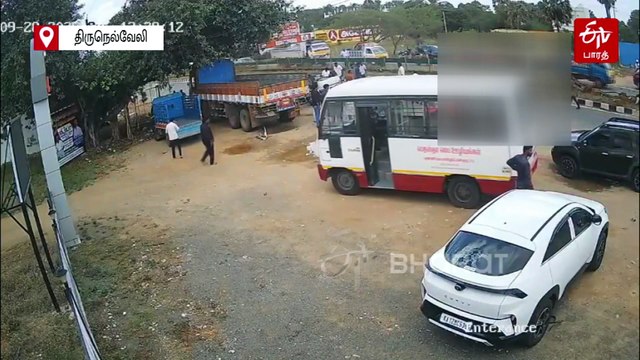 சென்டர் மீடியனில் மோதி தலைகீழாக கவிழ்ந்த கார்! வெளியான அதிர்ச்சி சிசிடிவி காட்சி!