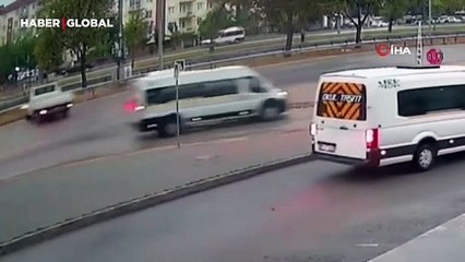 Yer Bursa: Kontrolden çıkan kamyonet servis aracıyla çarpıştı