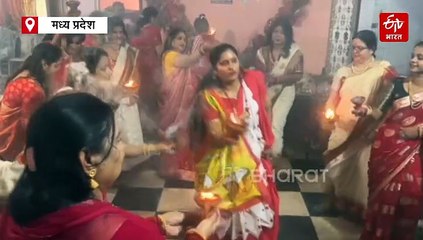 मध्य प्रदेश में सिंदूर खेला, कैसे शुरु हुई दुर्गा पूजा की परंपरा, जलते अंगारों की धूप खप्पर आरती