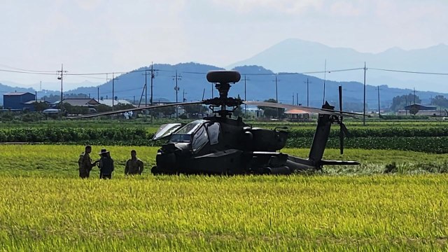 미군 아파치 헬기 1대 전북 부안에 비상착륙... 다친 사람 없어 / YTN
